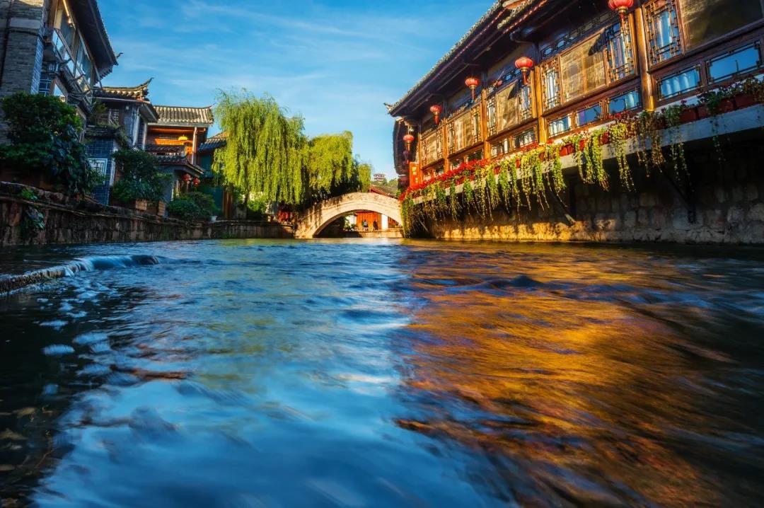 我在麗江古城， 邂逅了一扇詩意的窗， 看櫥窗里的風景， 淡然且自在。