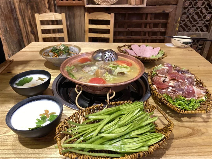 麗江美食攻略：”會吃的麗江人，一天都吃了什么？